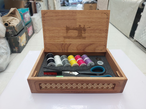 جعبه نخ و سوزن جنس چوب راش رویه کار چرخ خیاطی داره