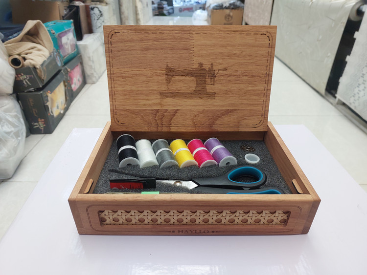 جعبه نخ و سوزن جنس چوب راش رویه کار چرخ خیاطی داره